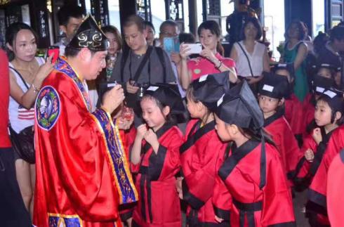2017年6月28日陳維哲主席蒞臨廣州城隍廟，為學子們主持文昌開筆禮。